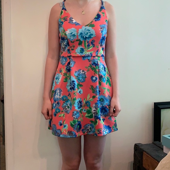Pink flower print dress with cross back straps - Picture 3 of 3
